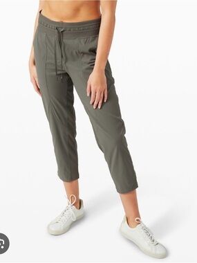 Lululemon Dance Studio Crop Plant - Black